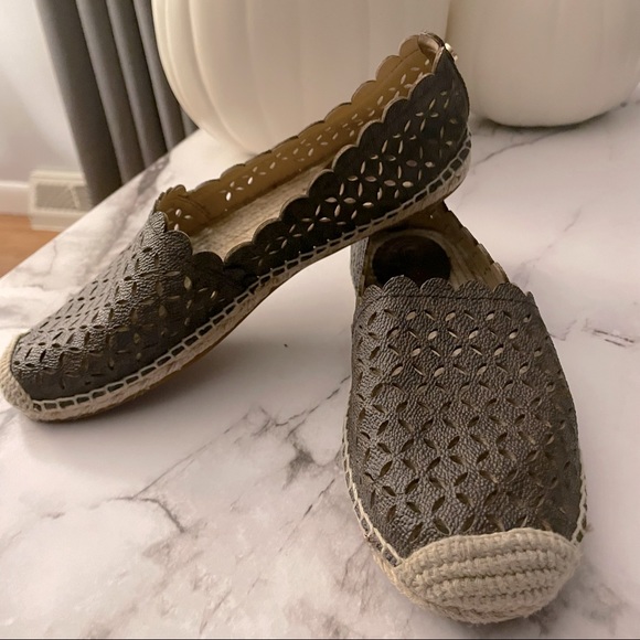 Michael Kors Alexis Perforated Espadrilles Size 6. - Picture 6 of 11